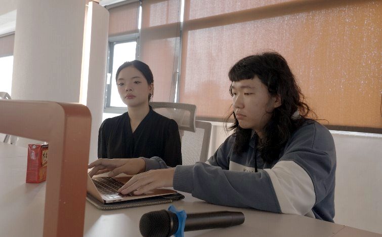 兩個人一起盯著電腦做東西