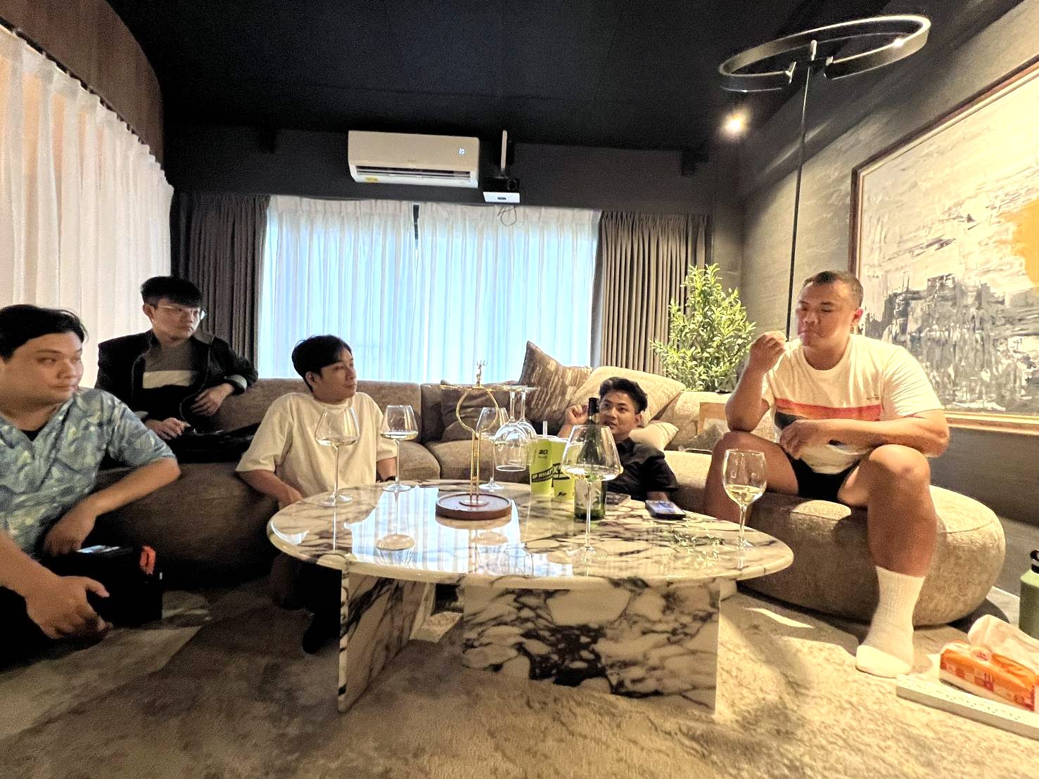 仁愛路聚會,大家窩在沙發區